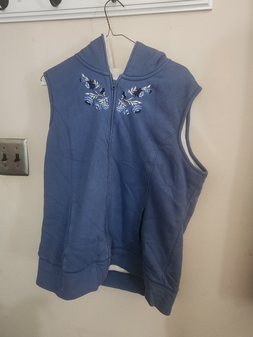 🎉 Blue Flower Decal Fuzzy Hooded Vest
